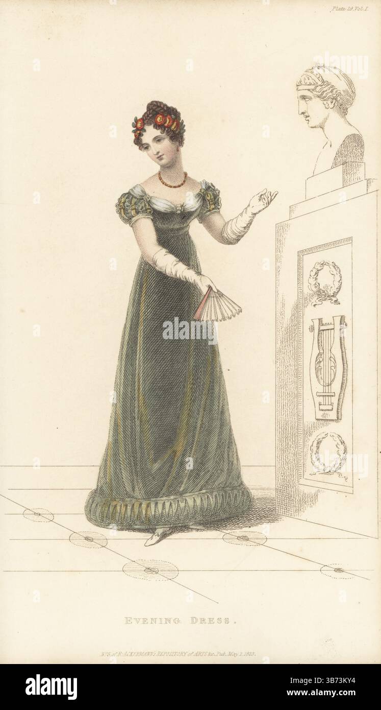 Frau im Abendkleid neben einer klassischen Büste von Erato, griechischer Muse, mit Leier. Kleid aus grünem spanischem Tüll, Farinet tucker aus weißem Tüll. Geflochtenes Haar a la couronne mit einer Anemonengirlande, Topas Halskette, Kinderhandschuhe, Elfenbeinfan. Handkolorierter Kupferstich von Thomas Uwins alias Arbiter Elegantiarum aus Rudolph Ackermann's Repository of Arts, Strand, London, Mai 1823. Stockfoto