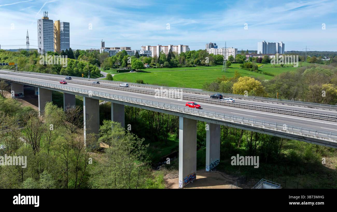 Marode Brücken, hier die Körschtalbrücke der Bundesstraße 27 in Stuttgart-Möringen. Die aus zwei Teilen bestehende Brücke muss abgerissen und ersetzt werden. Sie sind 60 Jahre alt und 287 Meter lang. Täglichh passiert 50,000 Fahrzeuge das Bauwerk. // 27.04.2025: Stuttgart, Baden-Württemberg, Deutschland, Europa *** baufällige Brücken, hier die Körschtalbrücke an der Bundesstraße 27 in Stuttgart Möringen die zweiteilige Brücke muss abgerissen und ersetzt werden Sie ist 60 Jahre alt und 287 Meter lang 50.000 Fahrzeuge passieren täglich 27 04 2025 Stuttgart, Baden Württ Stockfoto