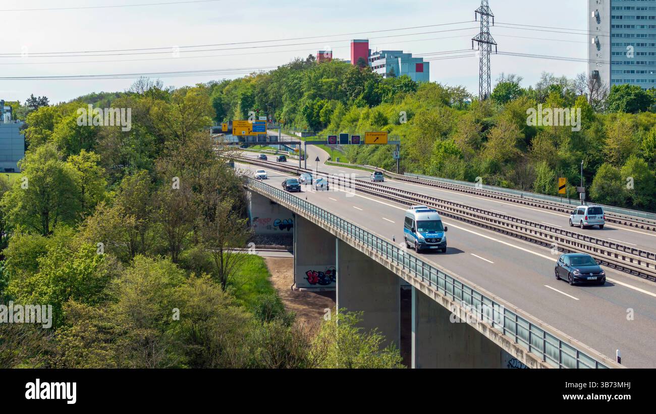 Marode Brücken, hier die Körschtalbrücke der Bundesstraße 27 in Stuttgart-Möringen. Die aus zwei Teilen bestehende Brücke muss abgerissen und ersetzt werden. Sie sind 60 Jahre alt und 287 Meter lang. Täglichh passiert 50,000 Fahrzeuge das Bauwerk. // 27.04.2025: Stuttgart, Baden-Württemberg, Deutschland, Europa *** baufällige Brücken, hier die Körschtalbrücke an der Bundesstraße 27 in Stuttgart Möringen die zweiteilige Brücke muss abgerissen und ersetzt werden Sie ist 60 Jahre alt und 287 Meter lang 50.000 Fahrzeuge passieren täglich 27 04 2025 Stuttgart, Baden Württ Stockfoto