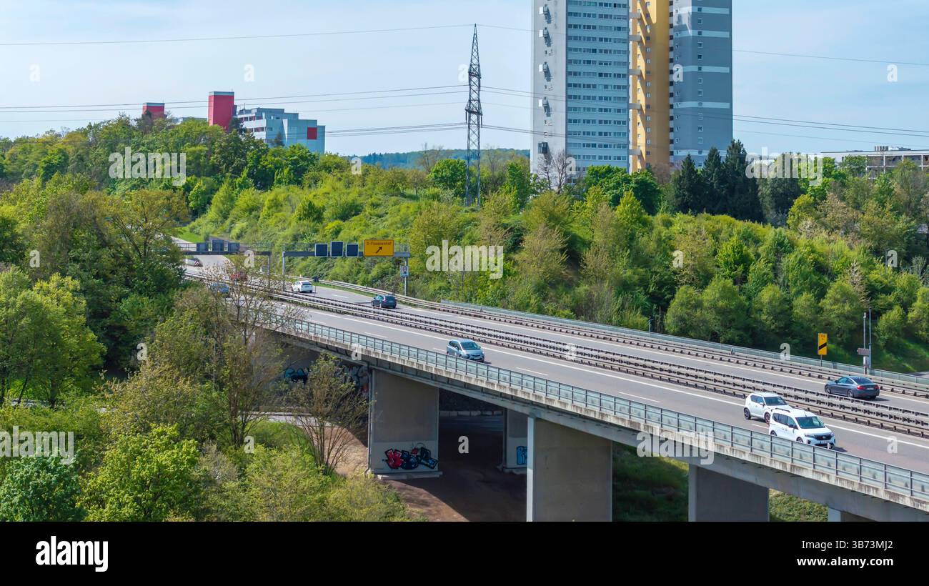 Marode Brücken, hier die Körschtalbrücke der Bundesstraße 27 in Stuttgart-Möringen. Die aus zwei Teilen bestehende Brücke muss abgerissen und ersetzt werden. Sie sind 60 Jahre alt und 287 Meter lang. Täglichh passiert 50,000 Fahrzeuge das Bauwerk. // 27.04.2025: Stuttgart, Baden-Württemberg, Deutschland, Europa *** baufällige Brücken, hier die Körschtalbrücke an der Bundesstraße 27 in Stuttgart Möringen die zweiteilige Brücke muss abgerissen und ersetzt werden Sie ist 60 Jahre alt und 287 Meter lang 50.000 Fahrzeuge passieren täglich 27 04 2025 Stuttgart, Baden Württ Stockfoto