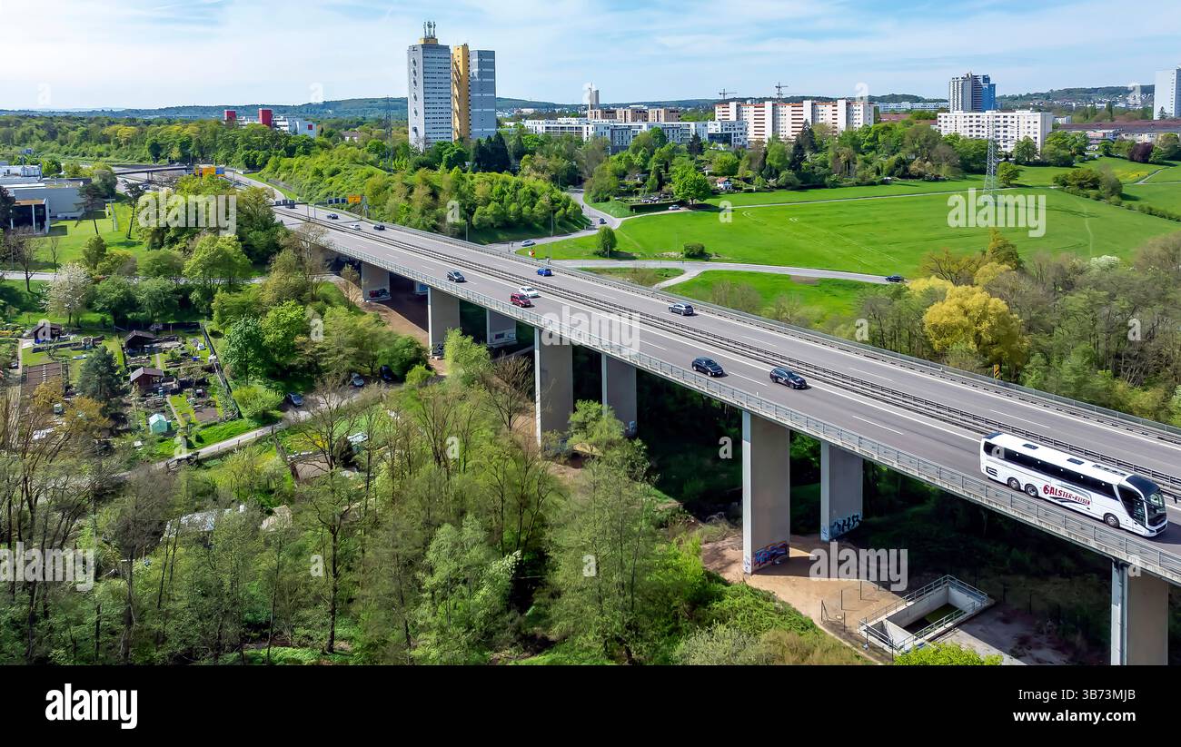 Marode Brücken, hier die Körschtalbrücke der Bundesstraße 27 in Stuttgart-Möringen. Die aus zwei Teilen bestehende Brücke muss abgerissen und ersetzt werden. Sie sind 60 Jahre alt und 287 Meter lang. Täglichh passiert 50,000 Fahrzeuge das Bauwerk. // 27.04.2025: Stuttgart, Baden-Württemberg, Deutschland, Europa *** baufällige Brücken, hier die Körschtalbrücke an der Bundesstraße 27 in Stuttgart Möringen die zweiteilige Brücke muss abgerissen und ersetzt werden Sie ist 60 Jahre alt und 287 Meter lang 50.000 Fahrzeuge passieren täglich 27 04 2025 Stuttgart, Baden Württ Stockfoto