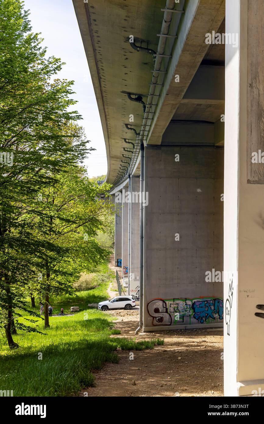 Marode Brücken, hier die Körschtalbrücke der Bundesstraße 27 in Stuttgart-Möringen. Die aus zwei Teilen bestehende Brücke muss abgerissen und ersetzt werden. Sie sind 60 Jahre alt und 287 Meter lang. Täglichh passiert 50,000 Fahrzeuge das Bauwerk. // 27.04.2025: Stuttgart, Baden-Württemberg, Deutschland, Europa *** baufällige Brücken, hier die Körschtalbrücke an der Bundesstraße 27 in Stuttgart Möringen die zweiteilige Brücke muss abgerissen und ersetzt werden Sie ist 60 Jahre alt und 287 Meter lang 50.000 Fahrzeuge passieren täglich 27 04 2025 Stuttgart, Baden Württ Stockfoto