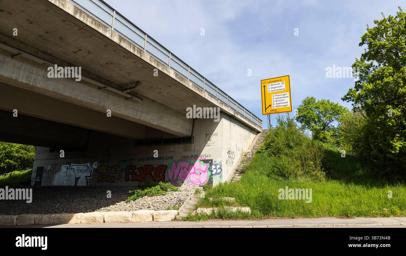Marode Brücken, hier die Körschtalbrücke der Bundesstraße 27 in Stuttgart-Möringen. Die aus zwei Teilen bestehende Brücke muss abgerissen und ersetzt werden. Sie sind 60 Jahre alt und 287 Meter lang. Täglichh passiert 50,000 Fahrzeuge das Bauwerk. // 27.04.2025: Stuttgart, Baden-Württemberg, Deutschland, Europa *** baufällige Brücken, hier die Körschtalbrücke an der Bundesstraße 27 in Stuttgart Möringen die zweiteilige Brücke muss abgerissen und ersetzt werden Sie ist 60 Jahre alt und 287 Meter lang 50.000 Fahrzeuge passieren täglich 27 04 2025 Stuttgart, Baden Württ Stockfoto