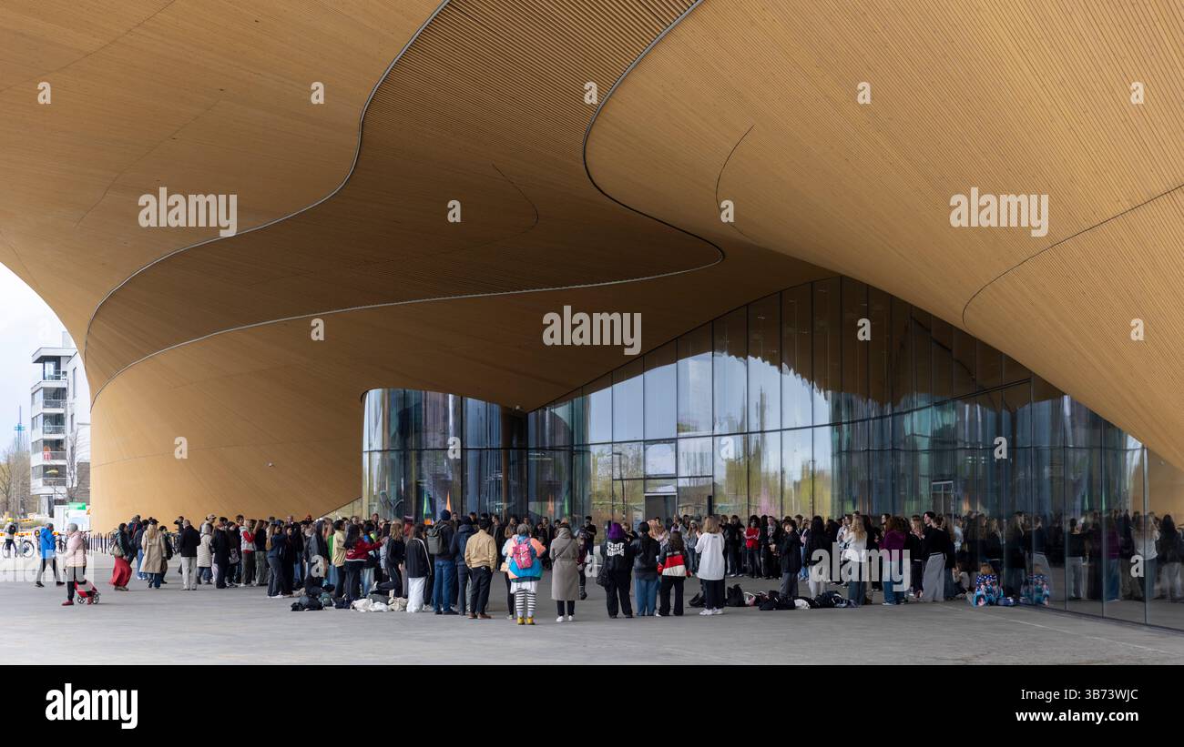 Jugendtanz-Wettbewerb vor einer öffentlichen Bibliothek in Helsinki Stockfoto