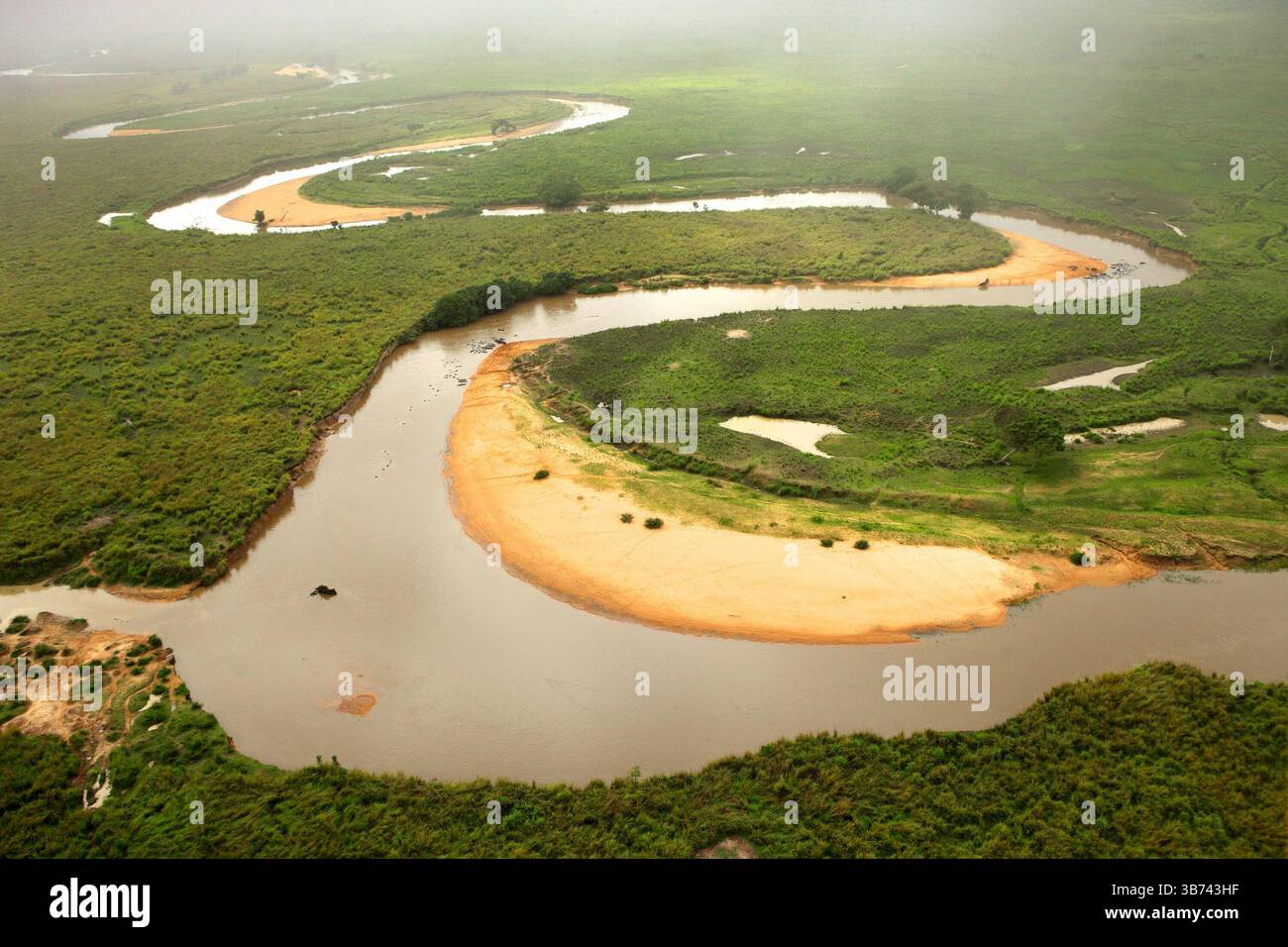 Luftaufnahme des sich schlängelnden Flusses Dungu im Garamba-Nationalpark. Demokratische Republik Kongo Stockfoto