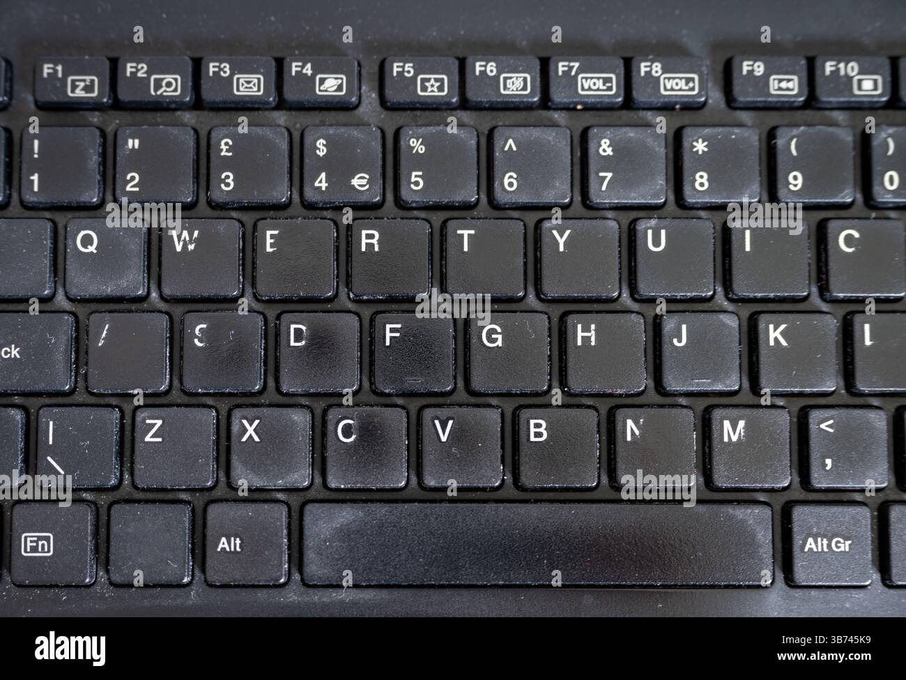Nahaufnahme der schwarzen Computertastatur. Alt und abgenutzt. Kein Branding. Stockfoto