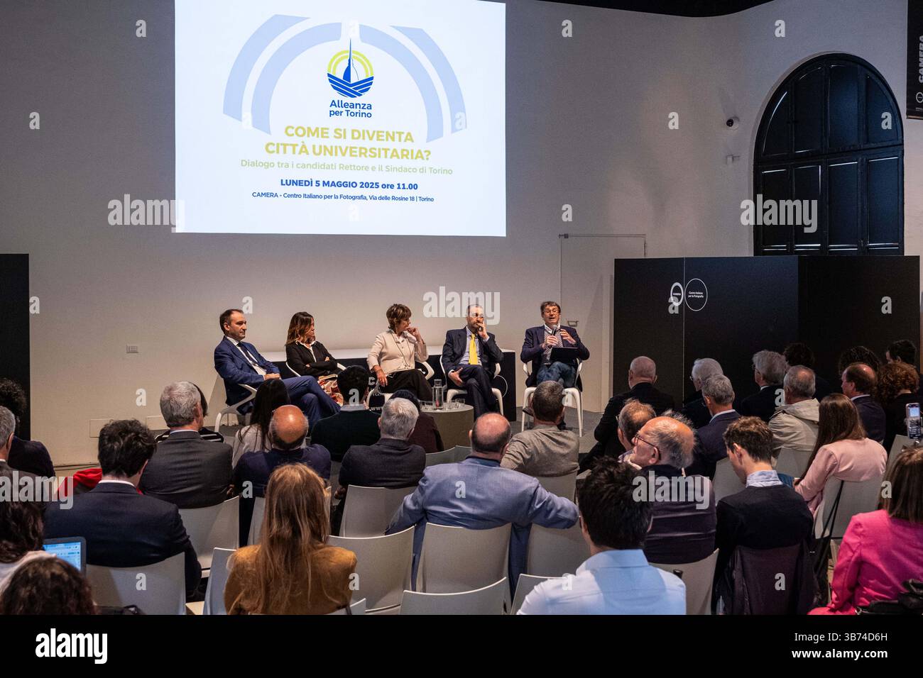 Stefano Lo Russo, Laura Scomparin, Cristina Prandi, Raffaele Caterina e Pietro Garibaldi durante alcuni Momenti dell'incontro tra candidati rettori e il sindaco, organizzato da Alleanza per Torino presso Camera - Centro italiano per la fotografia in Via delle Rosine a a Torino, Italia - Cronaca - Lunedì 5 Maggio 2025 (Foto Giacomo und Prando, Prando, Foto von der Prando und Prando, Prando Prando, Prando Prando, Prando Prando) organisiert von Alleanza per Turin im Camera - Centro italiano per Stockfoto