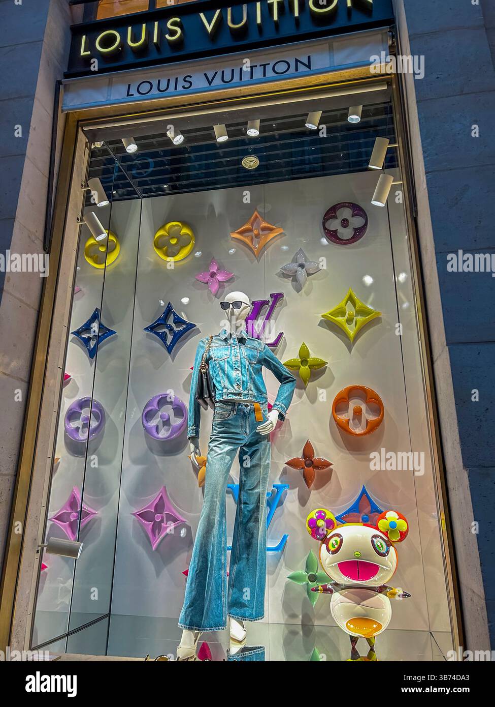 Paris, Frankreich, Nahaufnahme, Luxus Fashion Store Front, Schaufenster Display, Louis Vuitton, Storefront, LVMH, Boutique, Monogramm vuitton (Place Vendome) Stockfoto