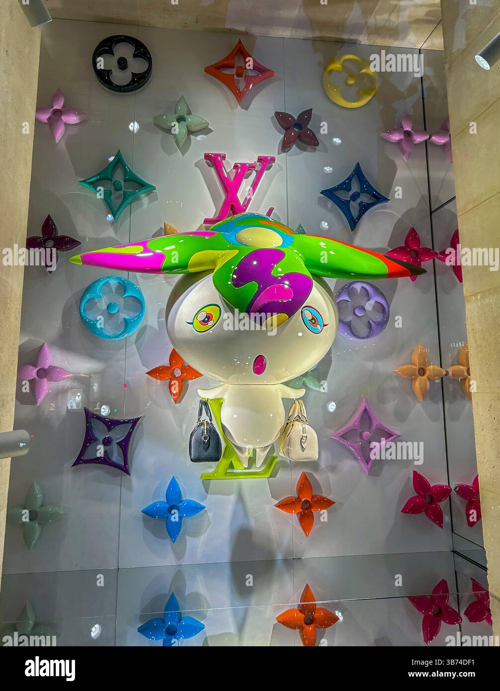 Paris, Frankreich, Nahaufnahme, Luxus Fashion Store Front, Schaufenster Display, Louis Vuitton, LVMH, Skulptur Boutique, Monogramm vuitton (Place Vendome) Stockfoto