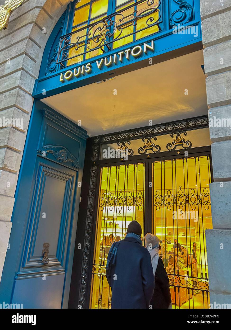 Paris, Frankreich, Haustür des Luxusgeschäfts, Eingang, Louis Vuitton Ladenfront, LVMH, (Place Vendome), unterschreiben, Nahaufnahme, Boutique People Stockfoto