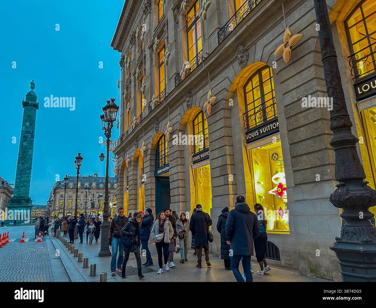 Paris, Frankreich, Crowd People, Straßenszene, Nacht, Luxury Store Front, Louis Vuitton, LVMH, (Place Vendome) Stockfoto