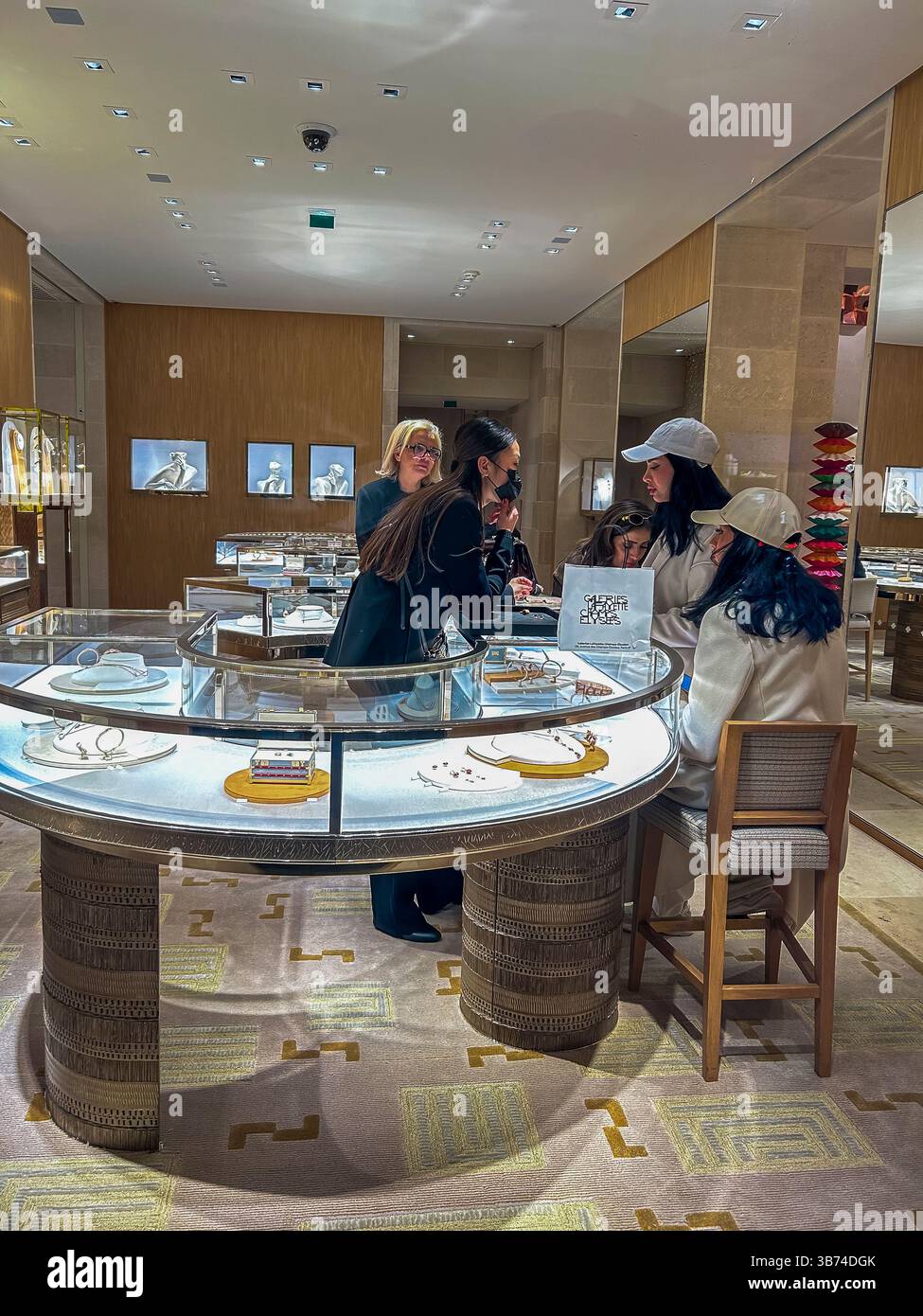 Paris, Frankreich, Group People, weibliche Kunden, Gespräch mit Verkäuferin, Schmuck, Luxusgeschäft, Inside, Louis Vuitton, LVMH, Boutique (Place Vendome) Stockfoto