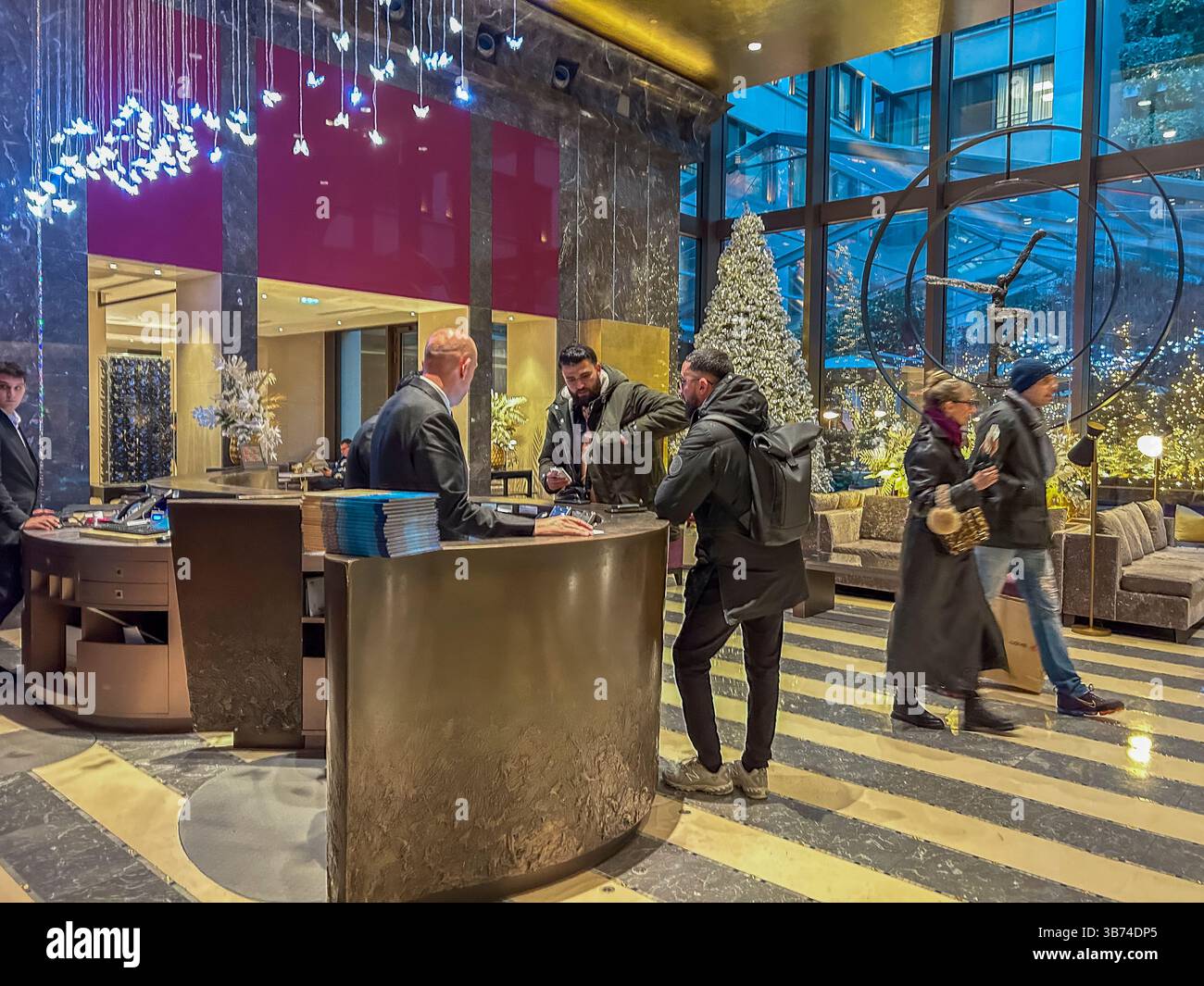 Paris, Frankreich, Gruppe von Menschen, innen, Halle, Rezeption, Touristen, Lichter, Luxus, „Mandarin Oriental Hotel“ charmantes Hotel Stockfoto