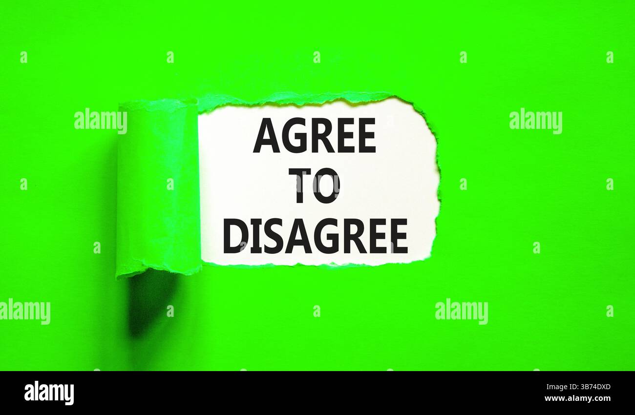 Symbol „Stimme zu, Stimme nicht zu“. Konzeptworte stimmen überein, dass sie sich über ein schönes Whitepaper nicht einig sind. Wunderschöner Hintergrund aus grünem Papier. Unternehmen und stimmen zu, nicht zu c Stockfoto
