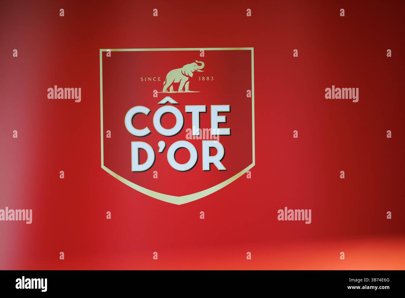 Lembeke, Belgien. Mai 2025. Ein Abschluss auf einem Logo von Côte D'Or Chocolate auf einer Pressekonferenz der Lotus Bäckereien und Mondelez International, Sonntag, den 4. Mai 2025 in Lembeke, um eine neue strategische Partnerschaft anzukündigen. BELGA FOTO KURT DESPLENTER Credit: Belga Nachrichtenagentur/Alamy Live News Stockfoto