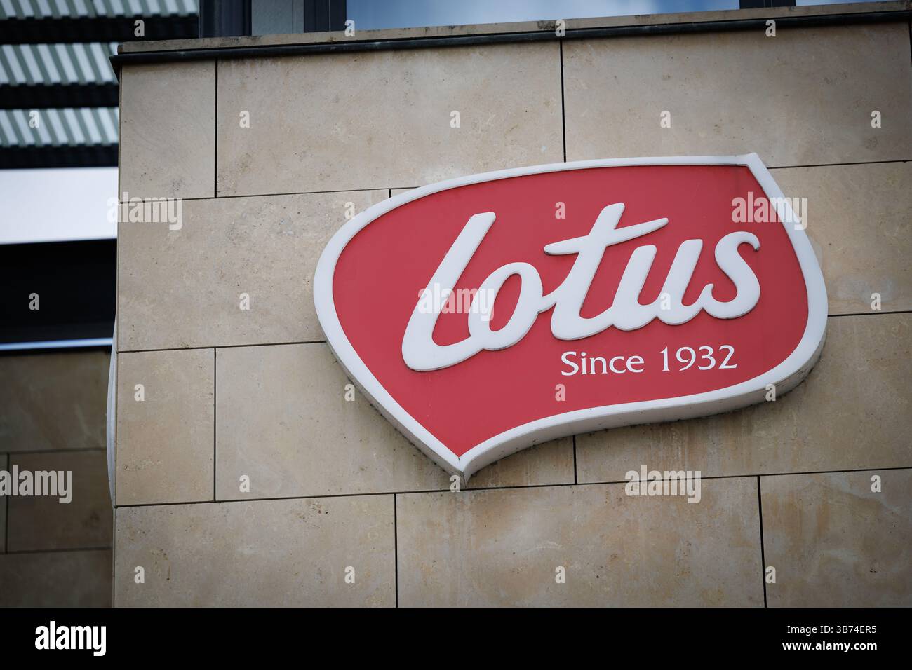 Lembeke, Belgien. Mai 2025. Ein Nahaufnahme eines Logos von Lotus, am Hauptsitz der Lotus Bäckerei, am rande einer Pressekonferenz der Lotus Bäckereien und Mondelez International, Sonntag, den 4. Mai 2025 in Lembeke, um eine neue strategische Partnerschaft anzukündigen. BELGA FOTO KURT DESPLENTER Credit: Belga Nachrichtenagentur/Alamy Live News Stockfoto
