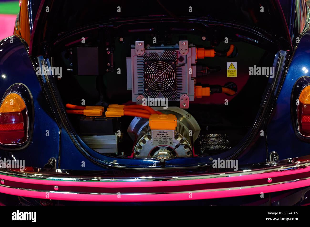 Elektromotor in einem klassischen Volkswagen Käfer auf der Everything Electric Show, London 2025 Stockfoto
