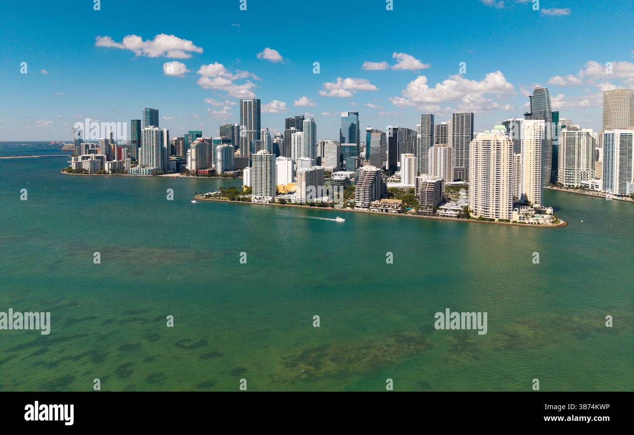 Blick aus der Vogelperspektive auf den modernen Wolkenkratzer in der Innenstadt von Miami, Brickell Key. Skyline von Miami. Brickell Stadtzentrum. Modernes Stadtgebäude und Wolkenkratzer. Stadt tun Stockfoto
