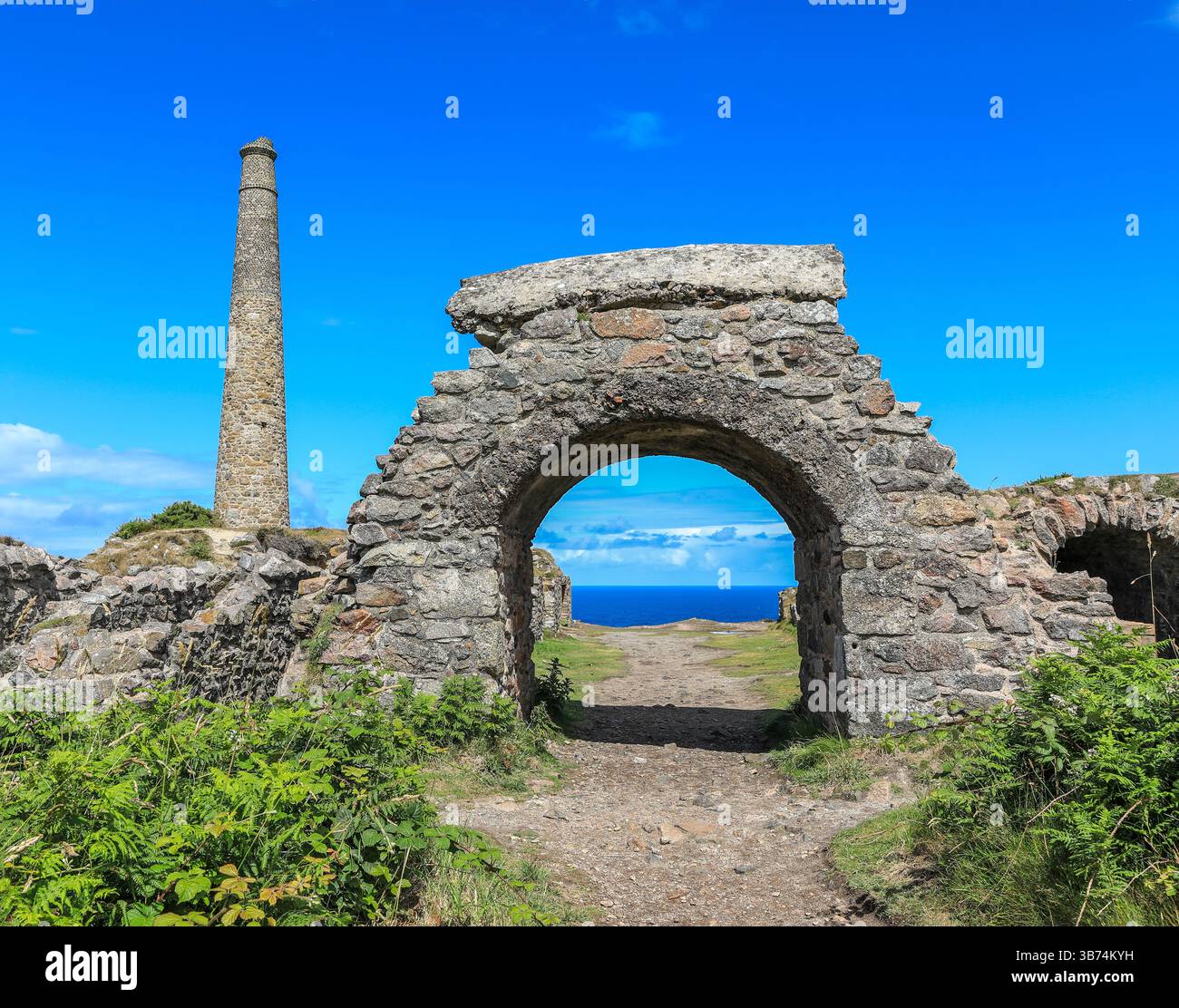 Verlassene Arsenkalzinerlabyrinth Works, ein Industriestandort in der alten Botallack Zinnmine in der Nähe von Pendeen, Cornwall, England, Großbritannien. Stockfoto