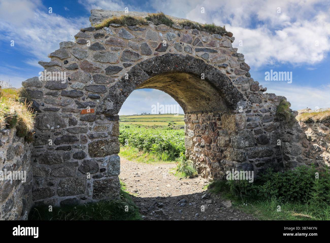 Verlassene Arsenkalzinerlabyrinth Works, ein Industriestandort in der alten Botallack Zinnmine in der Nähe von Pendeen, Cornwall, England, Großbritannien. Stockfoto