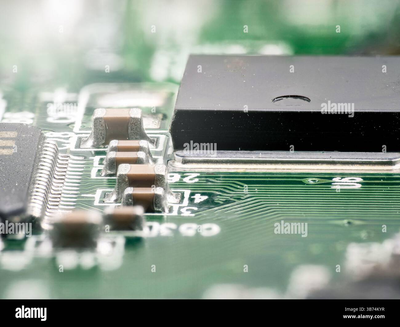 Komplizierte elektronische Bauteile sind auf einer Leiterplatte dargestellt, die die Anschlüsse und Merkmale hervorhebt. Die Umgebung spiegelt eine Hightech-Atmosphäre wider Stockfoto