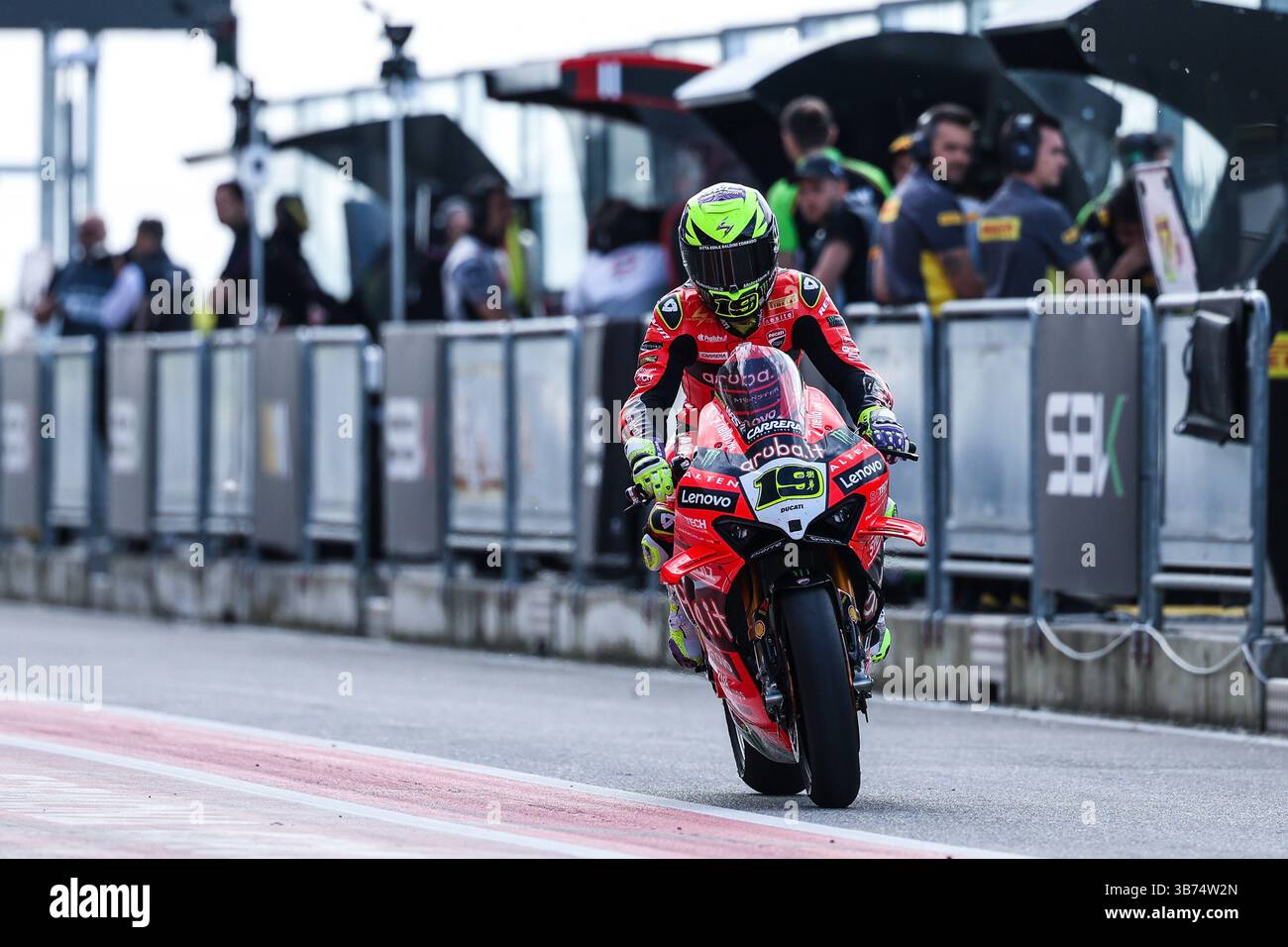Alvaro Bautista von Aruba.it Racing - Ducati mit Ducati Panigale V4R während der FIM SBK Superbike World Championship Acerbis Italian Round - Box and Pit Line auf dem Cremona Circuit Stockfoto