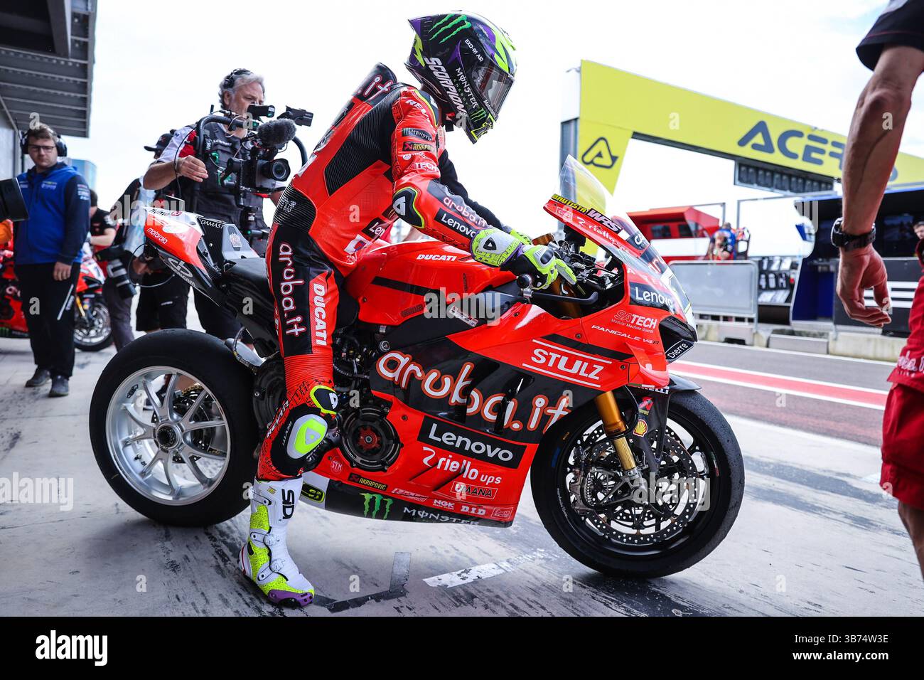 Alvaro Bautista von Aruba.it Racing - Ducati mit Ducati Panigale V4R während der FIM SBK Superbike World Championship Acerbis Italian Round - Box and Pit Line auf dem Cremona Circuit Stockfoto