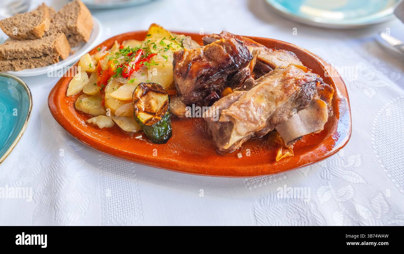 Gebratenes Lamm mit Kartoffeln und Gemüse Stockfoto