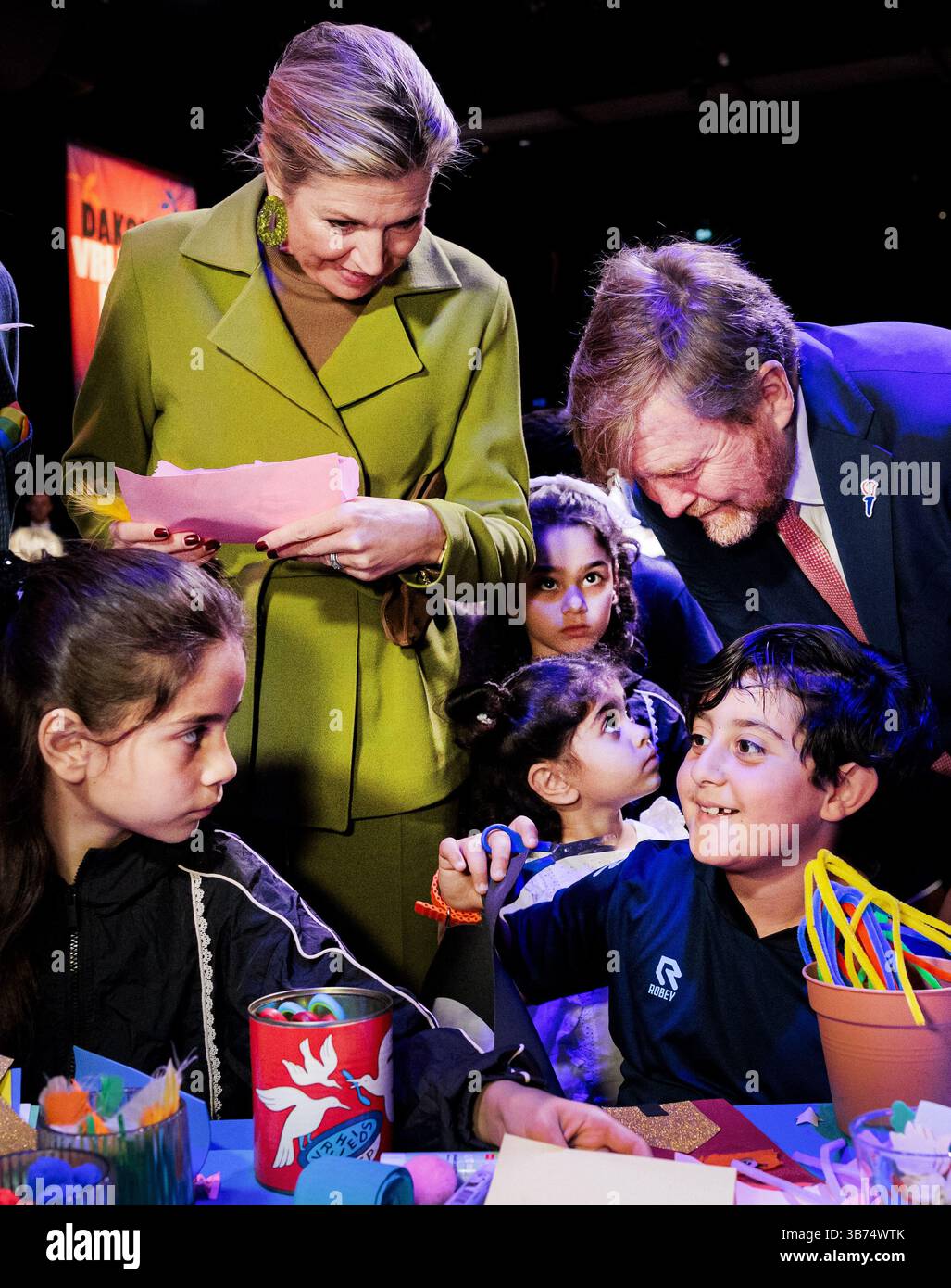 DEN HAAG - König Willem-Alexander und Königin MÃ¡xima werden im Theater und Filmhuis Dakota im Bezirk Morgenstond in den HAAG ein Freiheitsessen mit Kindern und ihren Familienmitgliedern genießen. Diese Mahlzeit soll Menschen mit unterschiedlichem Hintergrund und Alter zusammenbringen und sie in einem Gespräch über Freiheit und Unfreiheit verbinden. ANP RAMON VAN FLYMEN niederlande aus - belgien aus Stockfoto