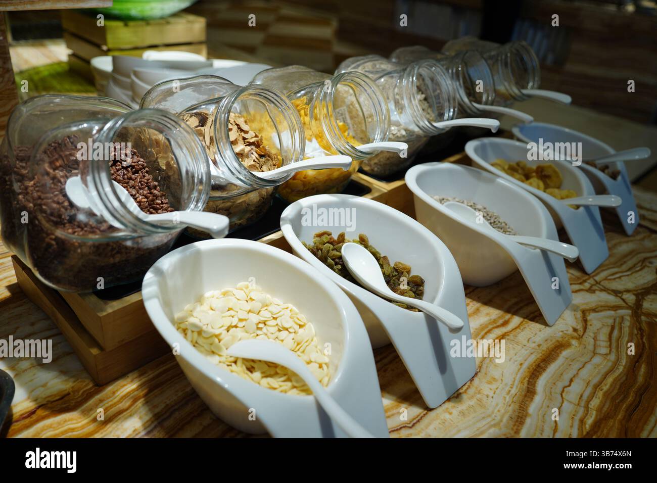 Frühstücksbuffet mit Müsli und Cornflakes in Gläsern und Schüsseln Stockfoto