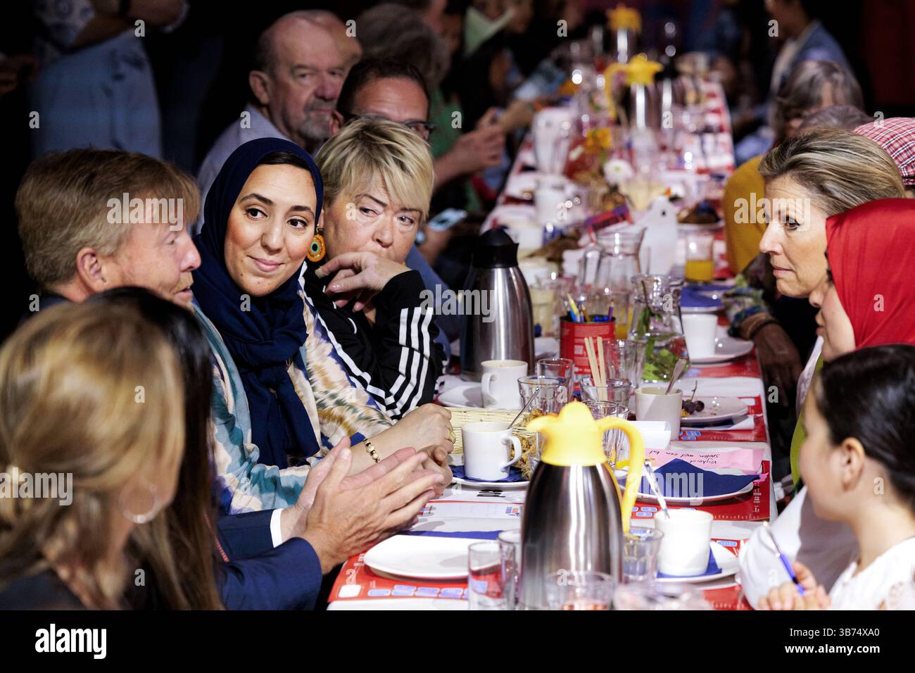 DEN HAAG - König Willem-Alexander und Königin MÃ¡xima werden im Theater und Filmhuis Dakota im Bezirk Morgenstond in den HAAG ein Freiheitsessen mit Kindern und ihren Familienmitgliedern genießen. Diese Mahlzeit soll Menschen mit unterschiedlichem Hintergrund und Alter zusammenbringen und sie in einem Gespräch über Freiheit und Unfreiheit verbinden. ANP RAMON VAN FLYMEN niederlande aus - belgien aus Stockfoto