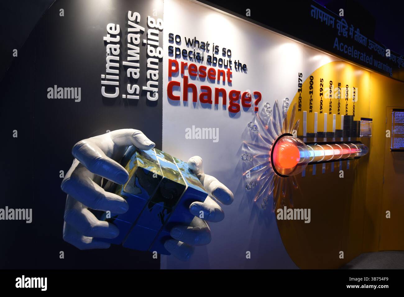Kalkutta, Indien. 5. Mai 2025: „Am Rande?“: Die Climate Change Gallery der Science City inspiriert dringende Umweltaktionen. Der neueste Neuzugang in Science City, Kalkutta - die klimabezogene Galerie mit dem Titel „On the Edge?“ - Wurde am 11. Januar 2025 eröffnet. Die zweistöckige Galerie erstreckt sich über 10.000 Quadratfuß in der berühmten Kuppel mit 23 Metern Durchmesser der Earth Exploration Hall und behandelt eine der dringendsten globalen Herausforderungen unserer Zeit: Den Klimawandel. Die Galerie wurde zu einem Preis von mehr als 3,5 ₹entwickelt und bietet 35 Exponate, von denen 34 interaktiv sind Stockfoto