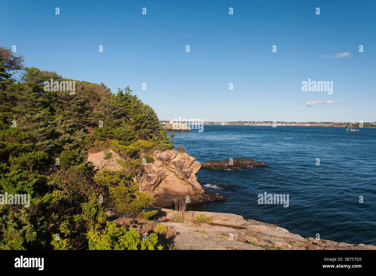 Die felsige Landschaft im Fort Wetherill State Park in Jamestown Rhode Island an sonnigen Tagen. Stockfoto