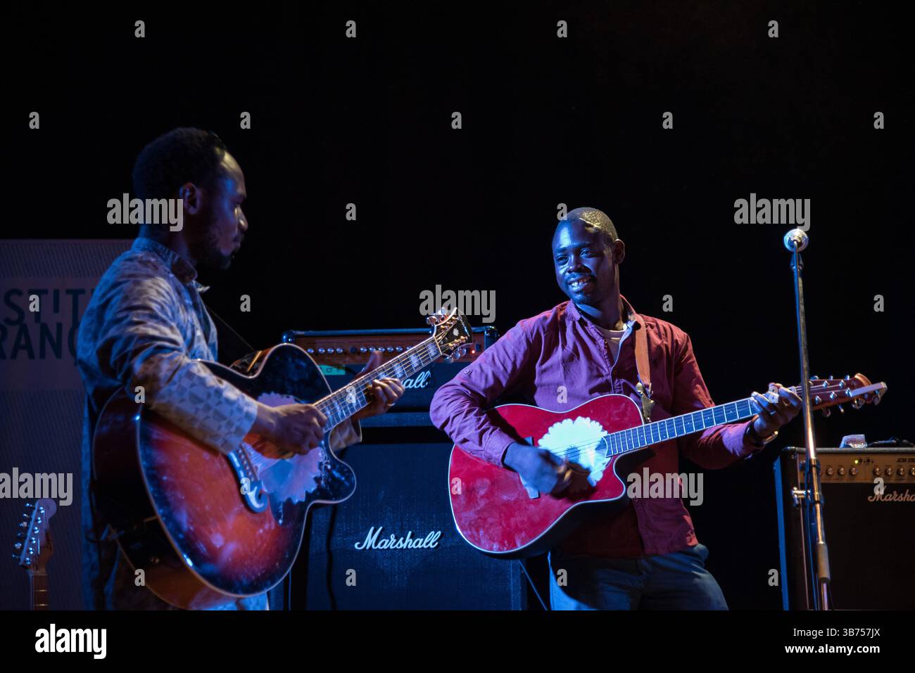 Bamako, Mali. Oktober 2017. Benefizkonzert zur Unterstützung von Witwen und Waisen in den nördlichen Regionen Malis mit Tinariwen, Tamikrest, Keltoum, Kader und Aratan N’Akalle am 14. Oktober 2017 in Bamako, Mali. - 13/10/2017 - Mali/Bamako District/Bamako - Nicolas Remene/Le Pictorium Credit: LE PICTORIUM/Alamy Live News Stockfoto