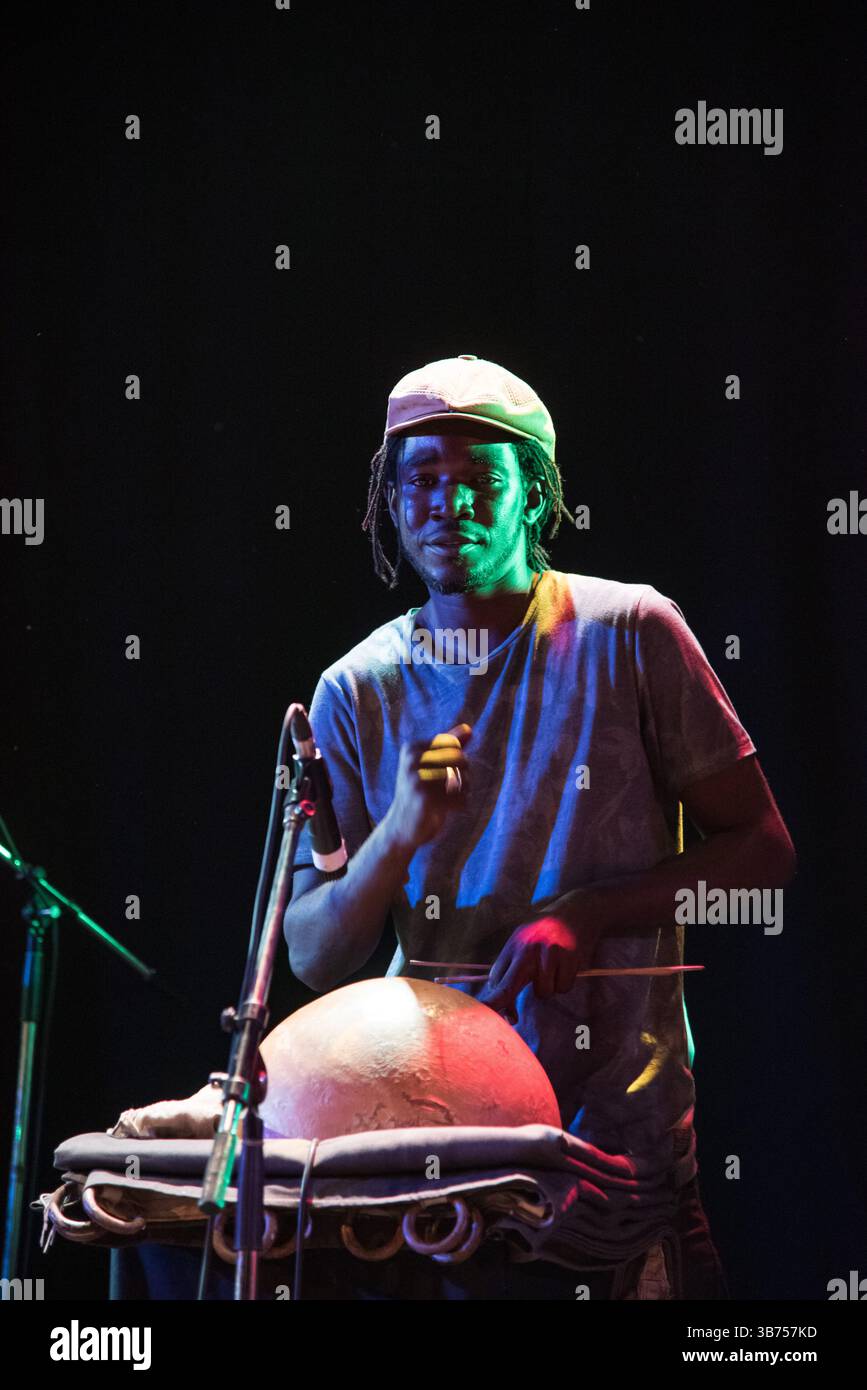 Bamako, Mali. Oktober 2017. Benefizkonzert zur Unterstützung von Witwen und Waisen in den nördlichen Regionen Malis mit Tinariwen, Tamikrest, Keltoum, Kader und Aratan N’Akalle am 14. Oktober 2017 in Bamako, Mali. - 13/10/2017 - Mali/Bamako District/Bamako - Nicolas Remene/Le Pictorium Credit: LE PICTORIUM/Alamy Live News Stockfoto