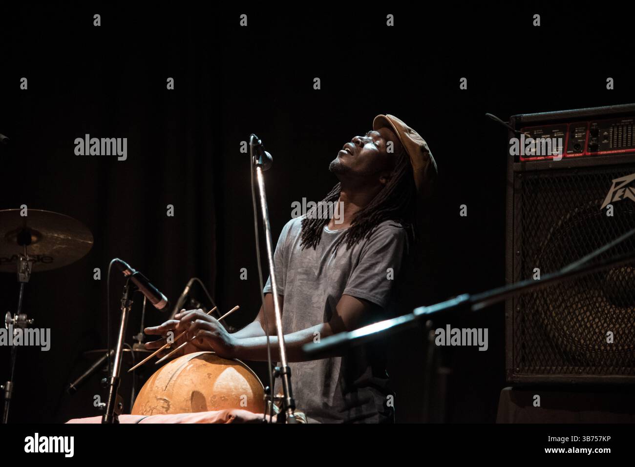 Bamako, Mali. Oktober 2017. Benefizkonzert zur Unterstützung von Witwen und Waisen in den nördlichen Regionen Malis mit Tinariwen, Tamikrest, Keltoum, Kader und Aratan N’Akalle am 14. Oktober 2017 in Bamako, Mali. - 13/10/2017 - Mali/Bamako District/Bamako - Nicolas Remene/Le Pictorium Credit: LE PICTORIUM/Alamy Live News Stockfoto