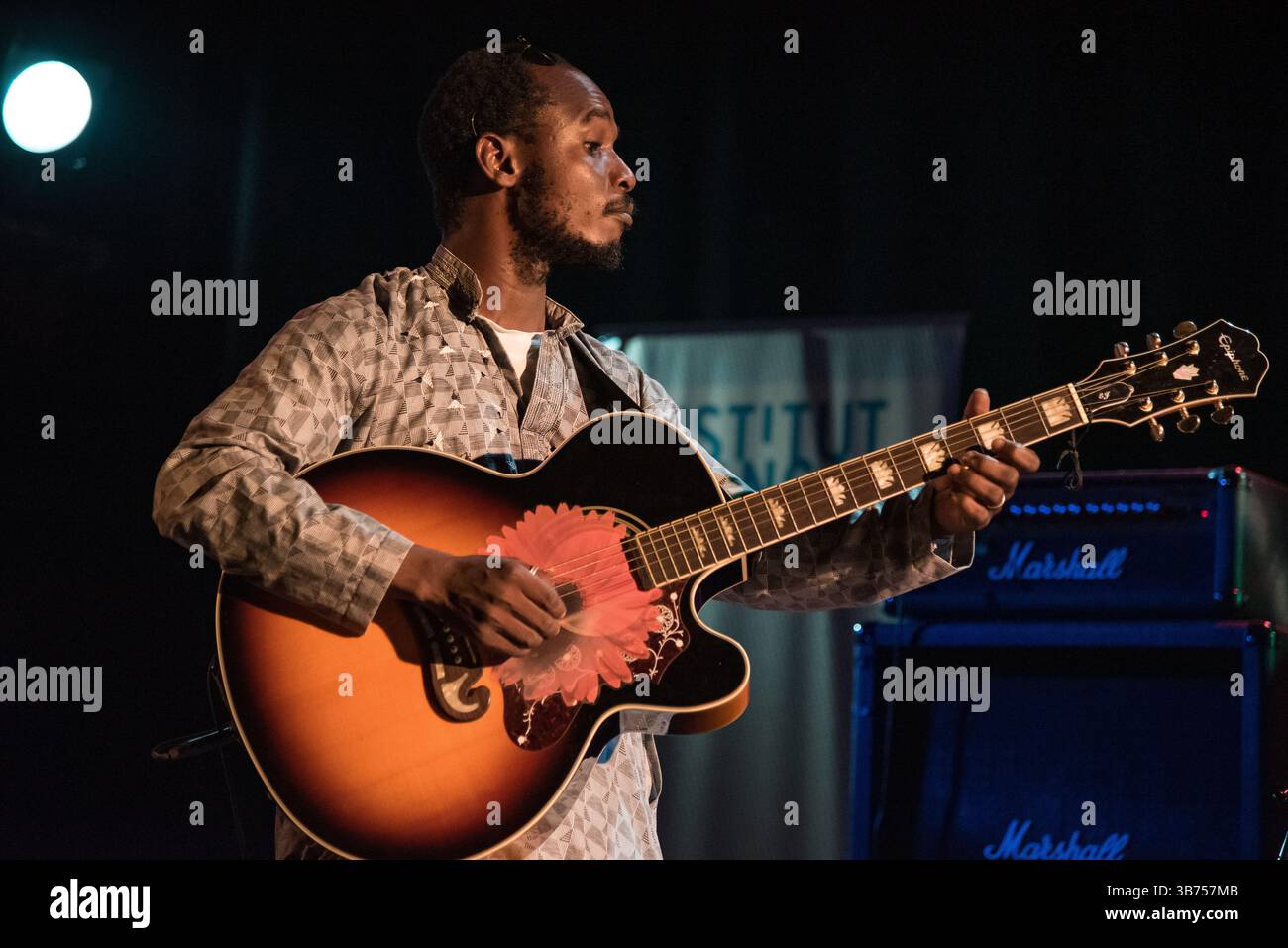 Bamako, Mali. Oktober 2017. Benefizkonzert zur Unterstützung von Witwen und Waisen in den nördlichen Regionen Malis mit Tinariwen, Tamikrest, Keltoum, Kader und Aratan N’Akalle am 14. Oktober 2017 in Bamako, Mali. - 13/10/2017 - Mali/Bamako District/Bamako - Nicolas Remene/Le Pictorium Credit: LE PICTORIUM/Alamy Live News Stockfoto