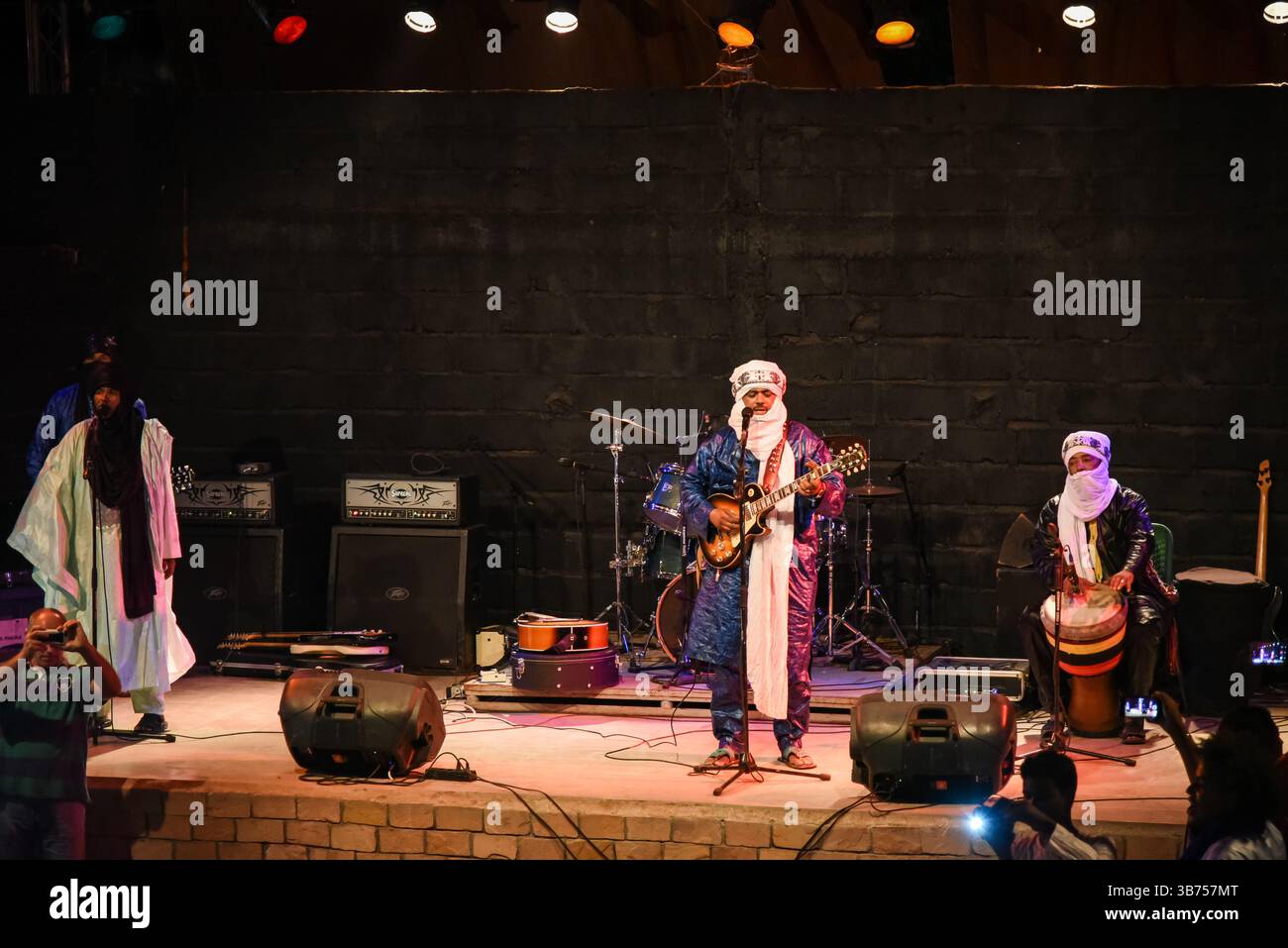 Bamako, Mali. Oktober 2017. Tinariwen während eines Benefizkonzerts zur Unterstützung von Witwen und Waisen in den nördlichen Regionen Malis mit Tinariwen, Tamikrest, Keltoum, Kader und Aratan N’Akalle am 13. Oktober 2017 in Bamako, Mali. - 15/10/2017 - Mali/Bamako District/Bamako - Nicolas Remene/Le Pictorium Credit: LE PICTORIUM/Alamy Live News Stockfoto