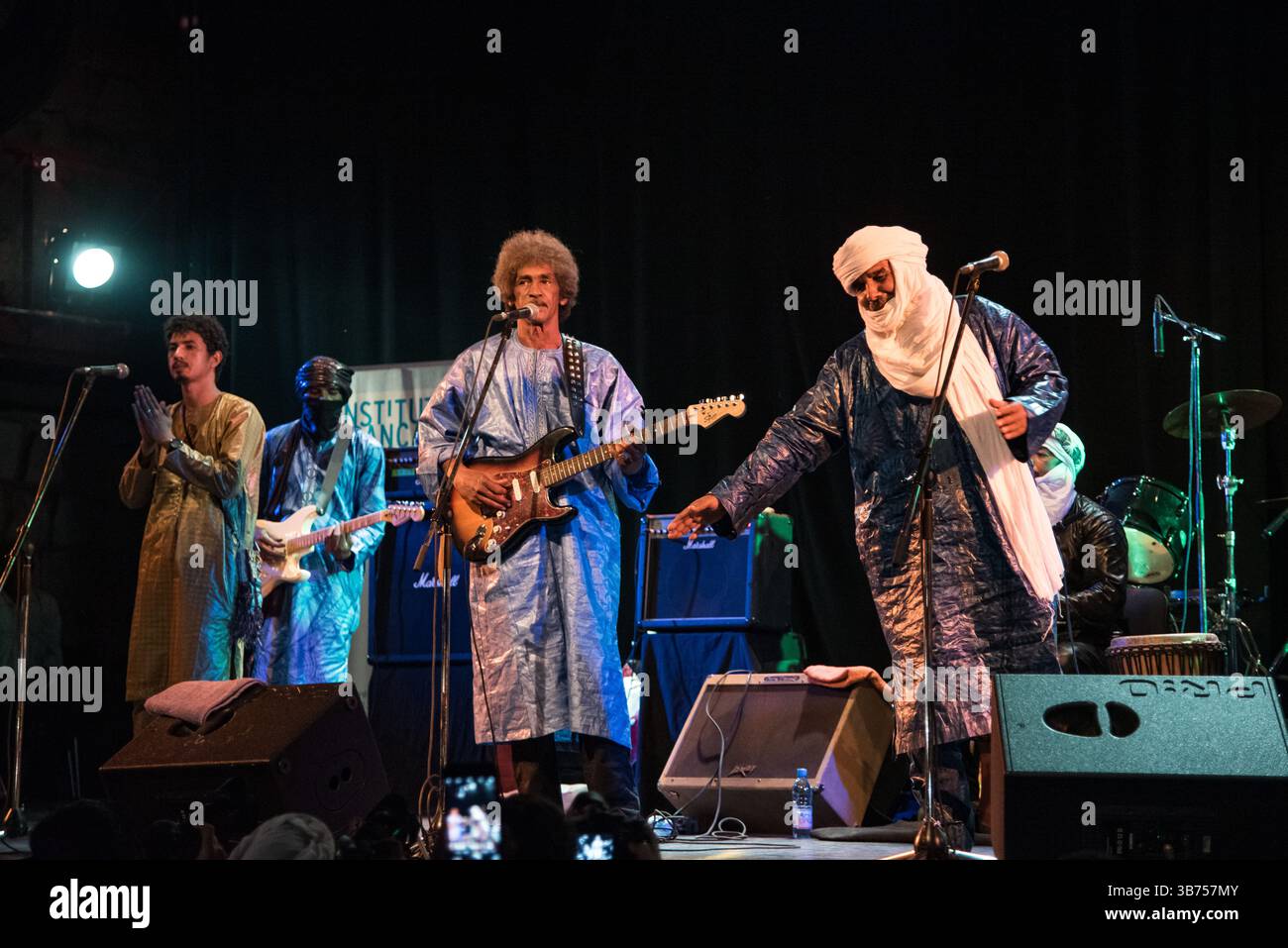 Bamako, Mali. Oktober 2017. Tinariwen während eines Benefizkonzerts zur Unterstützung von Witwen und Waisen in den nördlichen Regionen Malis mit Tinariwen, Tamikrest, Keltoum, Kader und Aratan N’Akalle am 13. Oktober 2017 in Bamako, Mali. - 14/10/2017 - Mali/Bamako District/Bamako - Nicolas Remene/Le Pictorium Credit: LE PICTORIUM/Alamy Live News Stockfoto