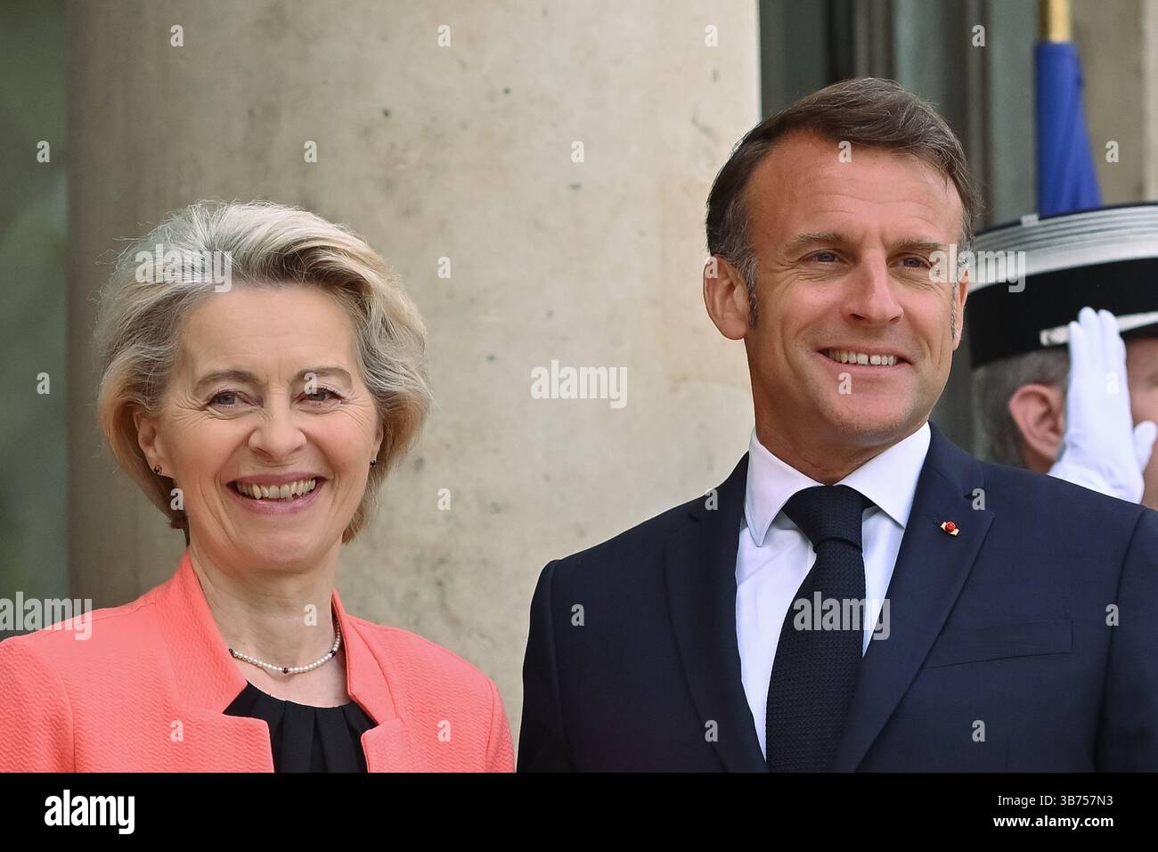 Paris, Frankreich. Mai 2025. Der Präsident der Republik, Emmanuel Macron, empfing am 5. Mai 2025 die Präsidentin der Europäischen Kommission, Ursula von der Leyen, im Schloss Elysee. - 05/05/2025 - France/Ile-de-France (Region)/Paris - Julien Mattia/Le Pictorium Credit: LE PICTORIUM/Alamy Live News Stockfoto