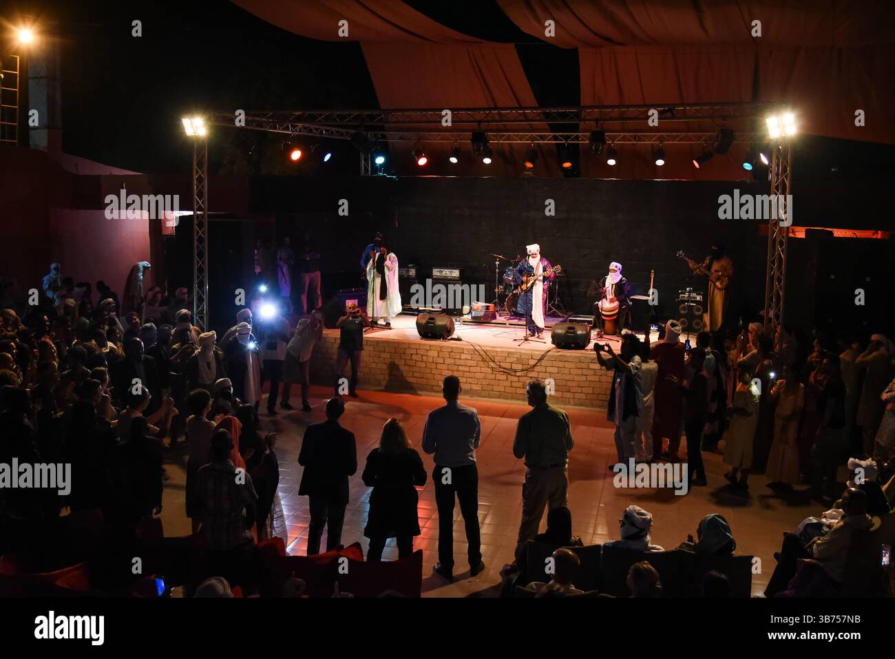 Bamako, Mali. Oktober 2017. Tinariwen während eines Benefizkonzerts zur Unterstützung von Witwen und Waisen in den nördlichen Regionen Malis mit Tinariwen, Tamikrest, Keltoum, Kader und Aratan N’Akalle am 13. Oktober 2017 in Bamako, Mali. - 15/10/2017 - Mali/Bamako District/Bamako - Nicolas Remene/Le Pictorium Credit: LE PICTORIUM/Alamy Live News Stockfoto