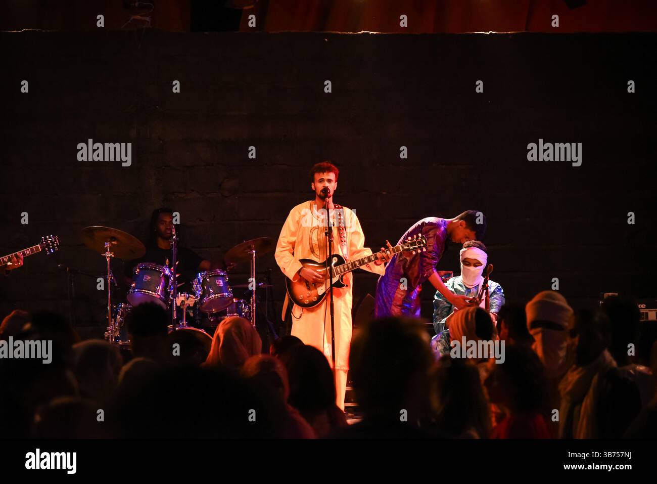 Bamako, Mali. Oktober 2017. Benefizkonzert zur Unterstützung von Witwen und Waisen in den nördlichen Regionen Malis mit Tinariwen, Tamikrest, Keltoum, Kader und Aratan N’Akalle am 14. Oktober 2017 in Bamako, Mali. - 15/10/2017 - Mali/Bamako District/Bamako - Nicolas Remene/Le Pictorium Credit: LE PICTORIUM/Alamy Live News Stockfoto