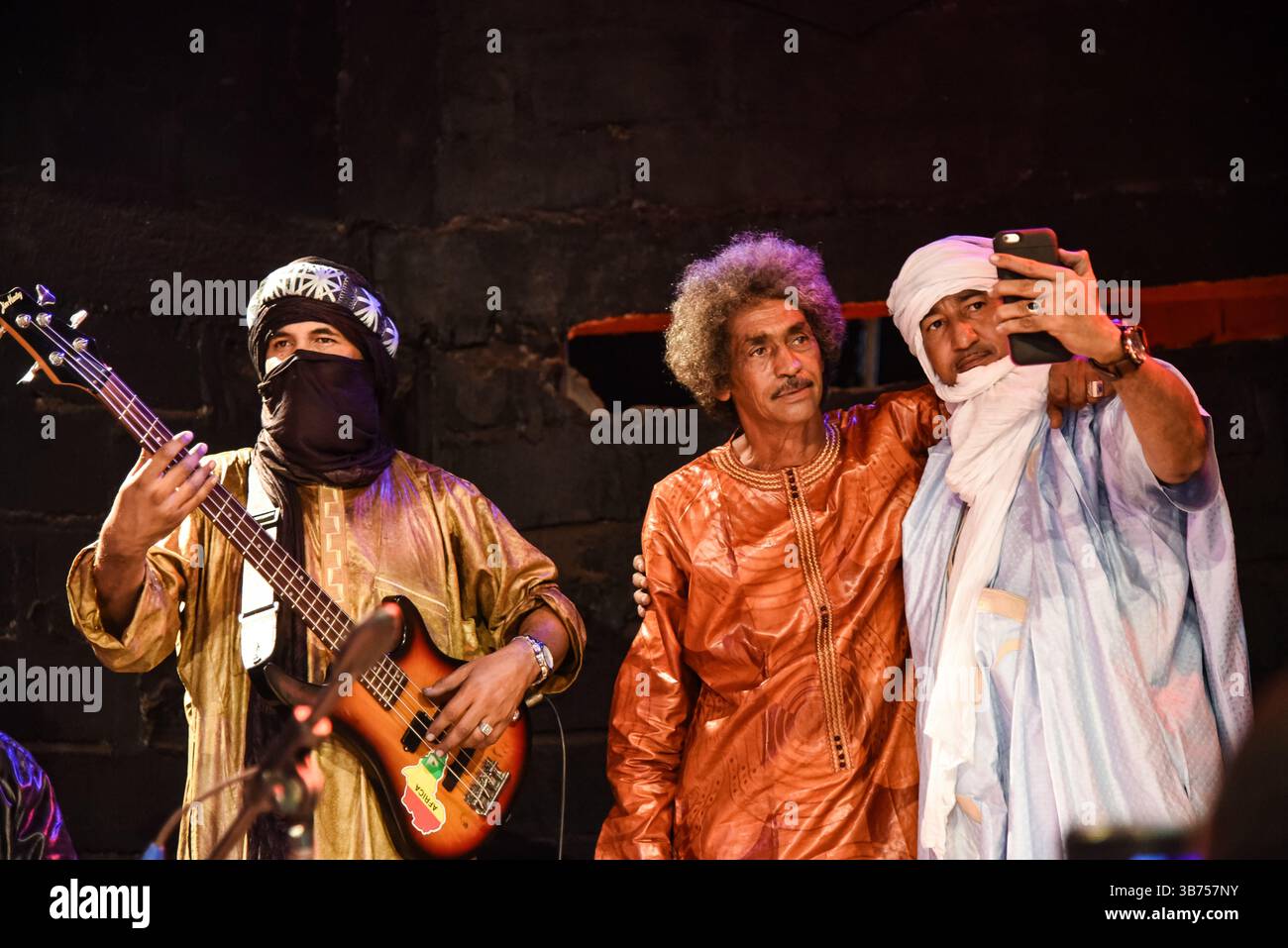 Bamako, Mali. Oktober 2017. Tinariwen während eines Benefizkonzerts zur Unterstützung von Witwen und Waisen in den nördlichen Regionen Malis mit Tinariwen, Tamikrest, Keltoum, Kader und Aratan N’Akalle am 13. Oktober 2017 in Bamako, Mali. - 15/10/2017 - Mali/Bamako District/Bamako - Nicolas Remene/Le Pictorium Credit: LE PICTORIUM/Alamy Live News Stockfoto