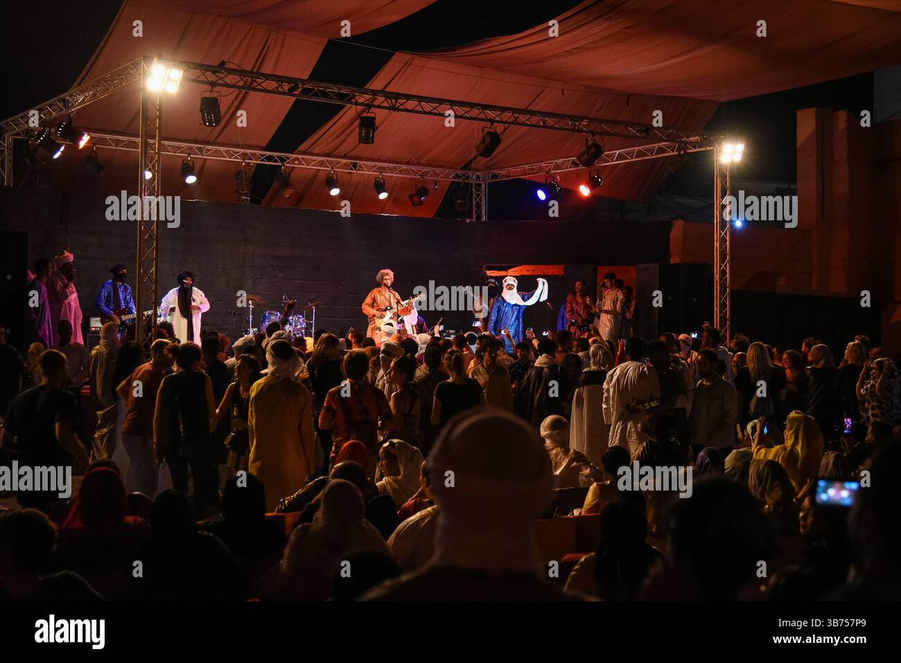 Bamako, Mali. Oktober 2017. Tinariwen während eines Benefizkonzerts zur Unterstützung von Witwen und Waisen in den nördlichen Regionen Malis mit Tinariwen, Tamikrest, Keltoum, Kader und Aratan N’Akalle am 13. Oktober 2017 in Bamako, Mali. - 15/10/2017 - Mali/Bamako District/Bamako - Nicolas Remene/Le Pictorium Credit: LE PICTORIUM/Alamy Live News Stockfoto