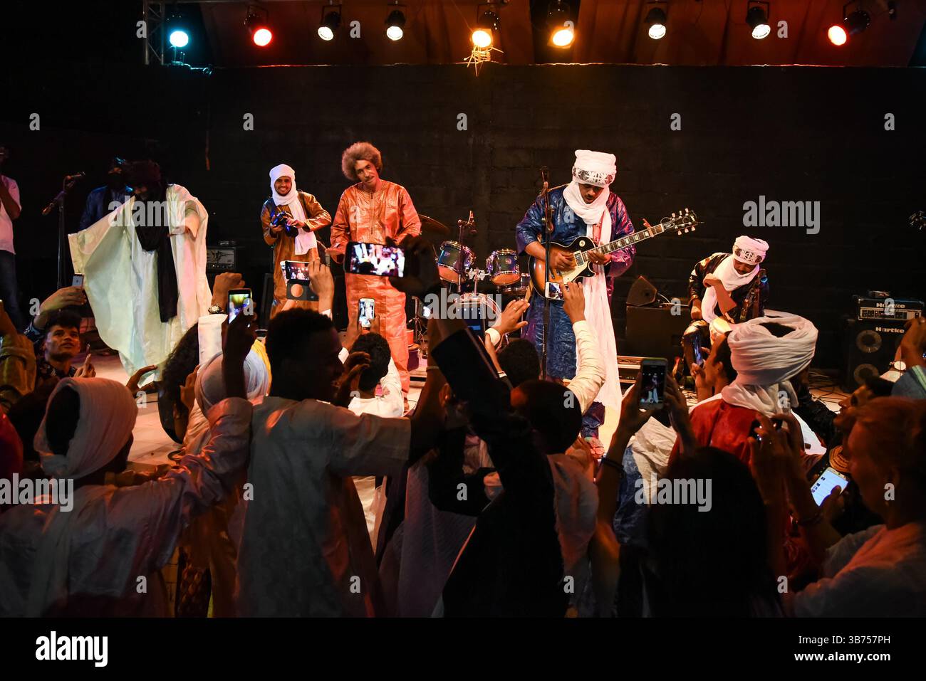 Bamako, Mali. Oktober 2017. Tinariwen während eines Benefizkonzerts zur Unterstützung von Witwen und Waisen in den nördlichen Regionen Malis mit Tinariwen, Tamikrest, Keltoum, Kader und Aratan N’Akalle am 13. Oktober 2017 in Bamako, Mali. - 15/10/2017 - Mali/Bamako District/Bamako - Nicolas Remene/Le Pictorium Credit: LE PICTORIUM/Alamy Live News Stockfoto