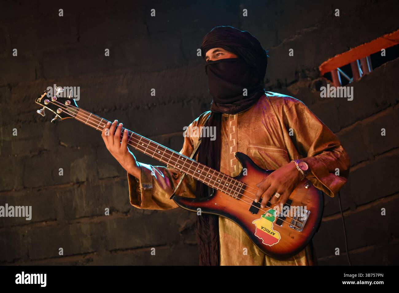 Bamako, Mali. Oktober 2017. Tinariwens Bassist bei einem Benefizkonzert zur Unterstützung von Witwen und Waisen in den nördlichen Regionen Malis mit Tinariwen, Tamikrest, Keltoum, Kader und Aratan N’Akalle am 14. Oktober 2017 in Bamako, Mali. - 15/10/2017 - Mali/Bamako District/Bamako - Nicolas Remene/Le Pictorium Credit: LE PICTORIUM/Alamy Live News Stockfoto