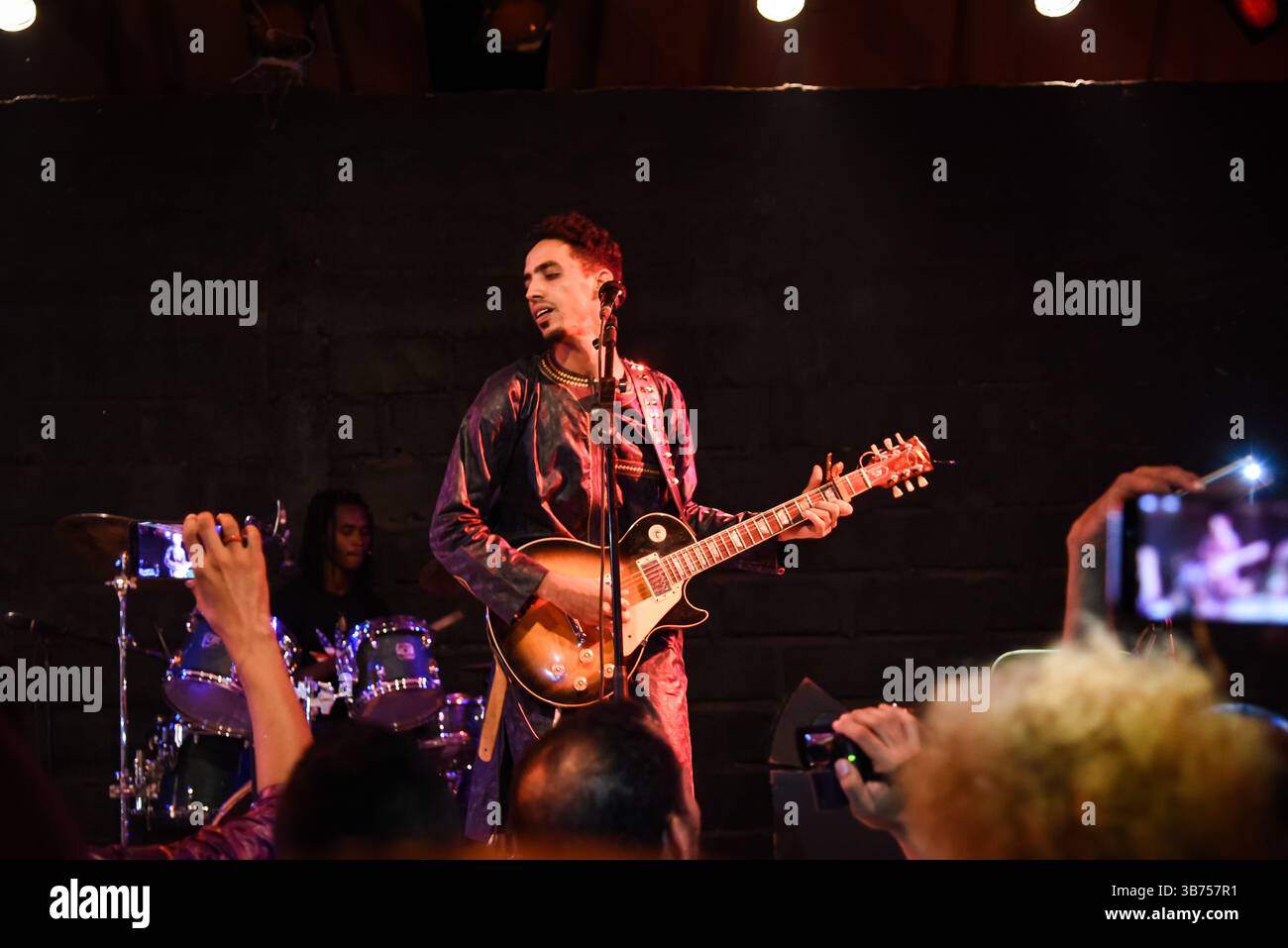 Bamako, Mali. Oktober 2017. Aratan N’Akalle während eines Benefizkonzert zur Unterstützung von Witwen und Waisen in den nördlichen Regionen Malis mit Tinariwen, Tamikrest, Keltoum, Kader und Aratan N’Akalle am 14. Oktober 2017 in Bamako, Mali. - 15/10/2017 - Mali/Bamako District/Bamako - Nicolas Remene/Le Pictorium Credit: LE PICTORIUM/Alamy Live News Stockfoto