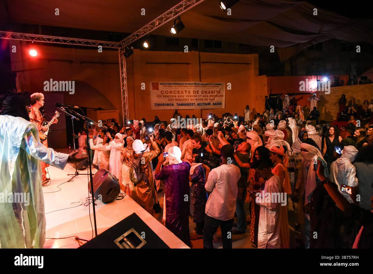 Bamako, Mali. Oktober 2017. Tinariwen während eines Benefizkonzerts zur Unterstützung von Witwen und Waisen in den nördlichen Regionen Malis mit Tinariwen, Tamikrest, Keltoum, Kader und Aratan N’Akalle am 13. Oktober 2017 in Bamako, Mali. - 15/10/2017 - Mali/Bamako District/Bamako - Nicolas Remene/Le Pictorium Credit: LE PICTORIUM/Alamy Live News Stockfoto