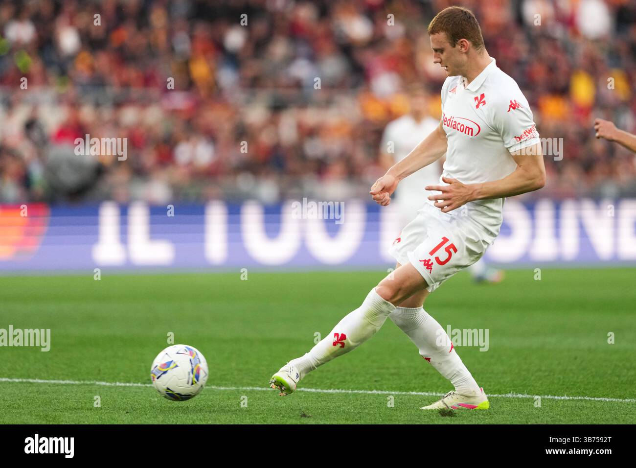 Pietro Comuzzo von ACF Fiorentina in Aktion während des Fußballspiels der Serie A zwischen AS Roma und ACF Fiorentina im Olimpico-Stadion in Rom (Italien) am 4. Mai 2025. Stockfoto