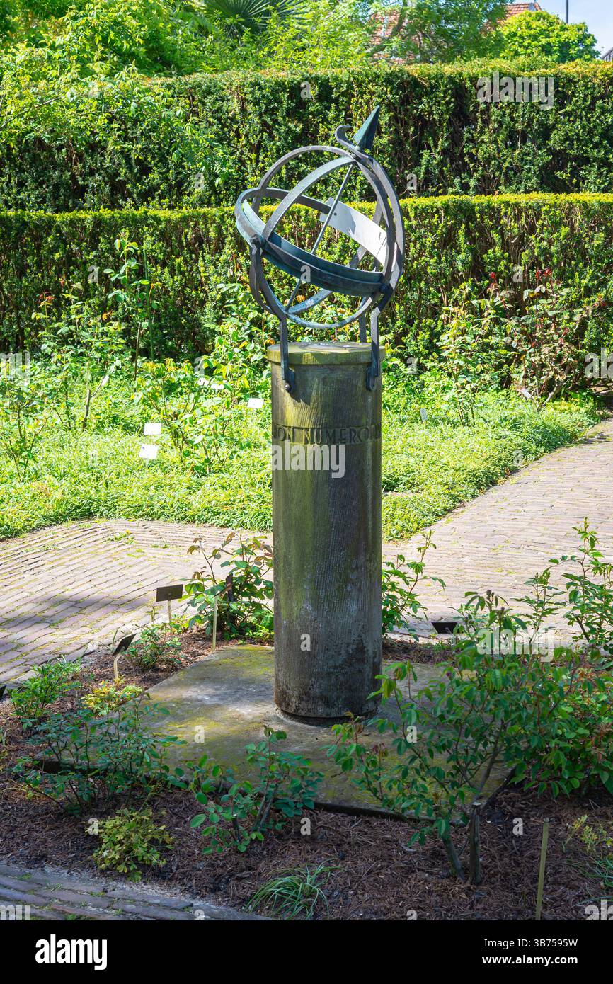 Antike Sonnenuhr im botanischen Garten „Hortus Botanicus“ der Universität Leiden, Niederlande. Stockfoto